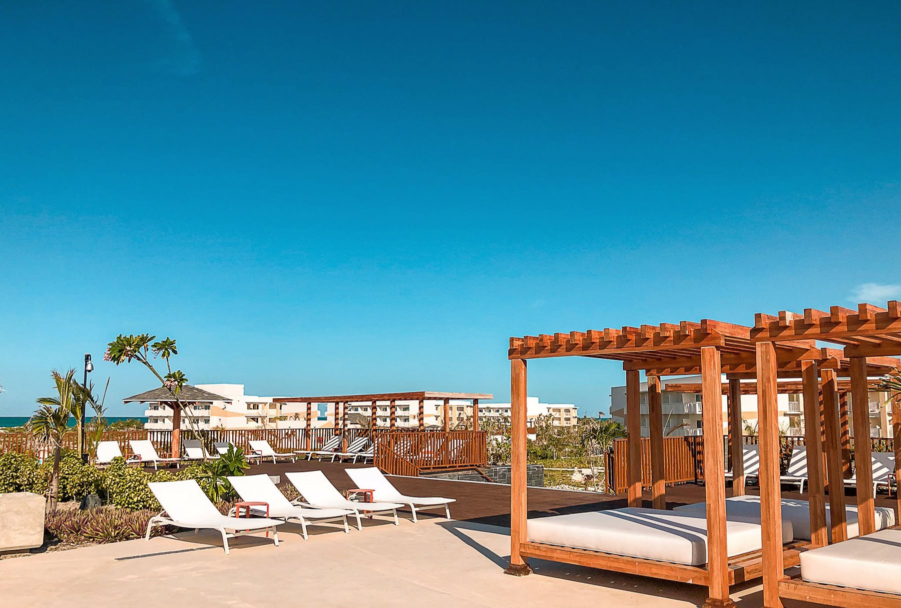 CCC-Valentin-Cayo-Cruz-Pool-Bali-Beds-002