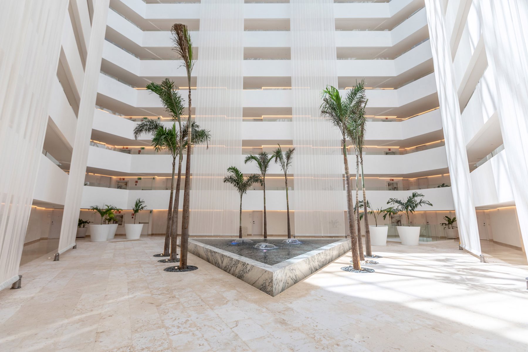 CUN-Le-Blanc-Spa-Resort-Grounds-001
