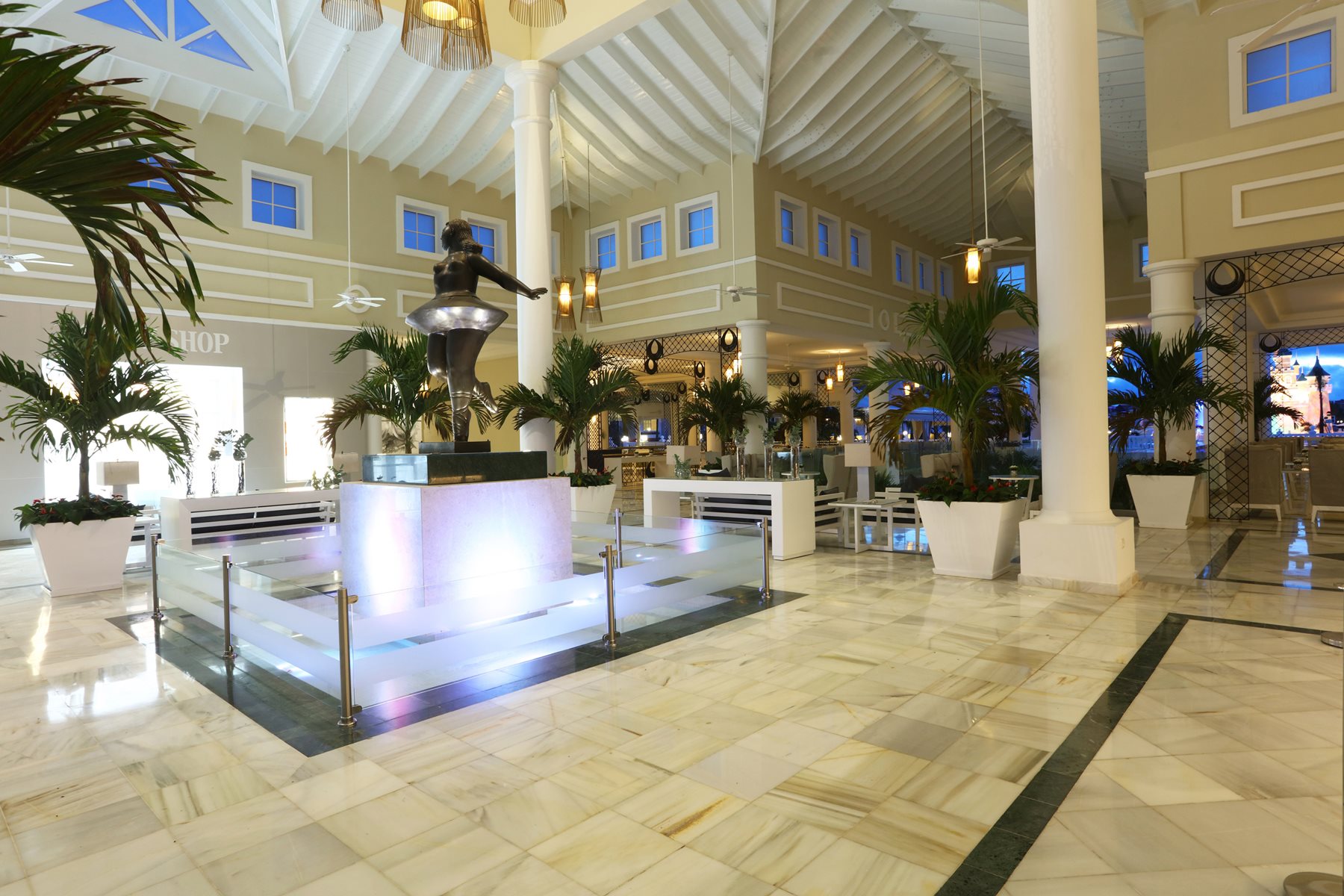 Luxury-Bahia-Principe-Fantasia-Lobby-002