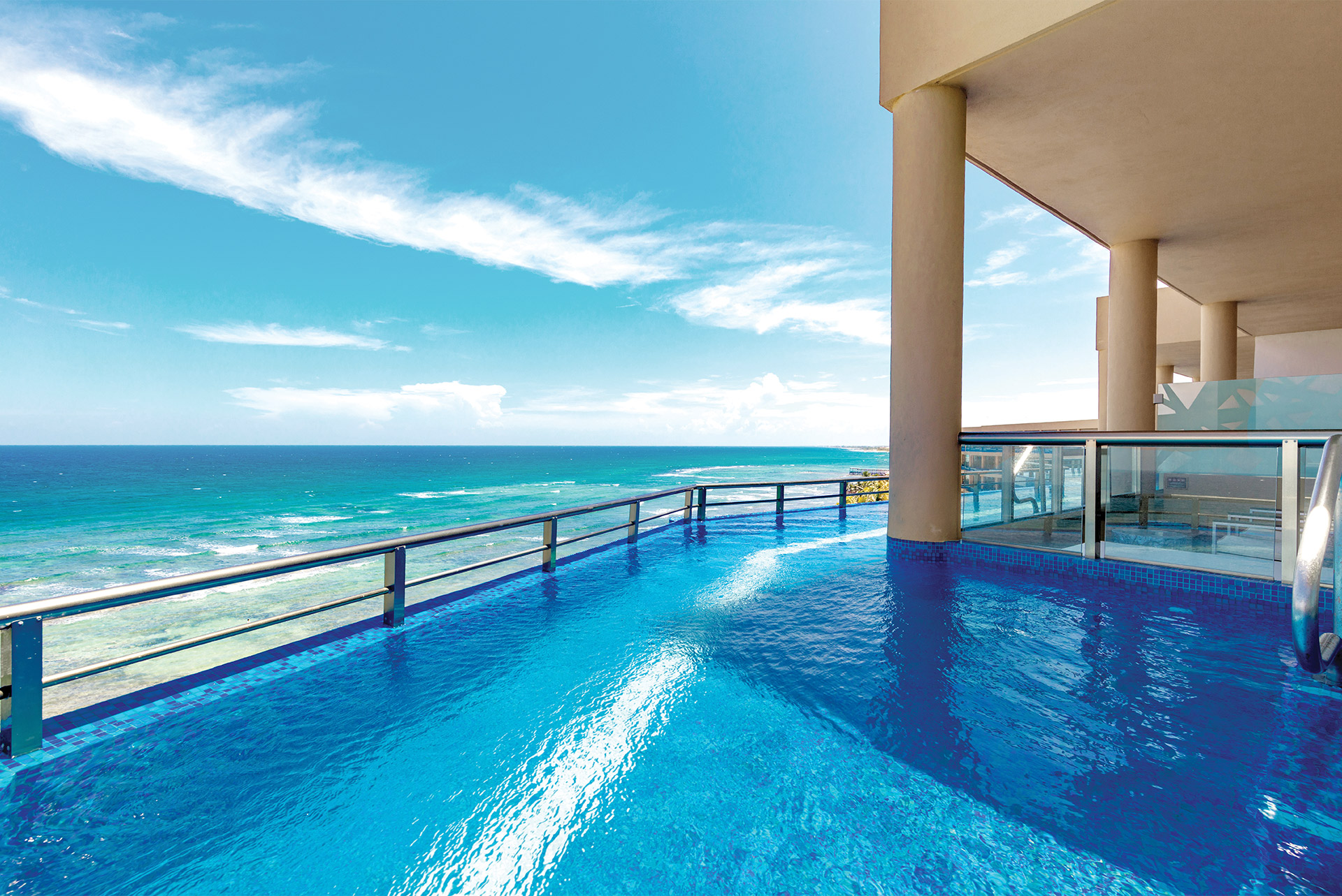 La piscine à étage du El Dorado Seaside Suites
