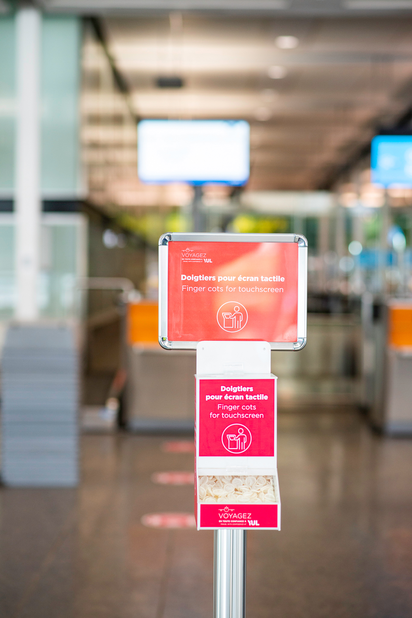 Distributeur de doigtiers à l'aéroport de Montréal