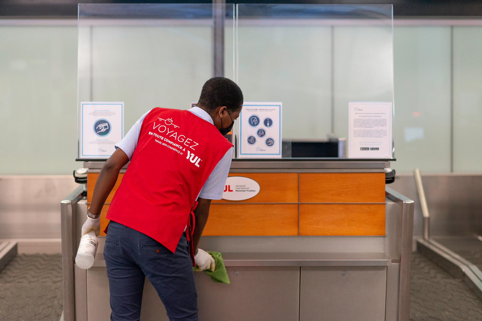 nettoygae des surfaces à l'aéroport de Montréal