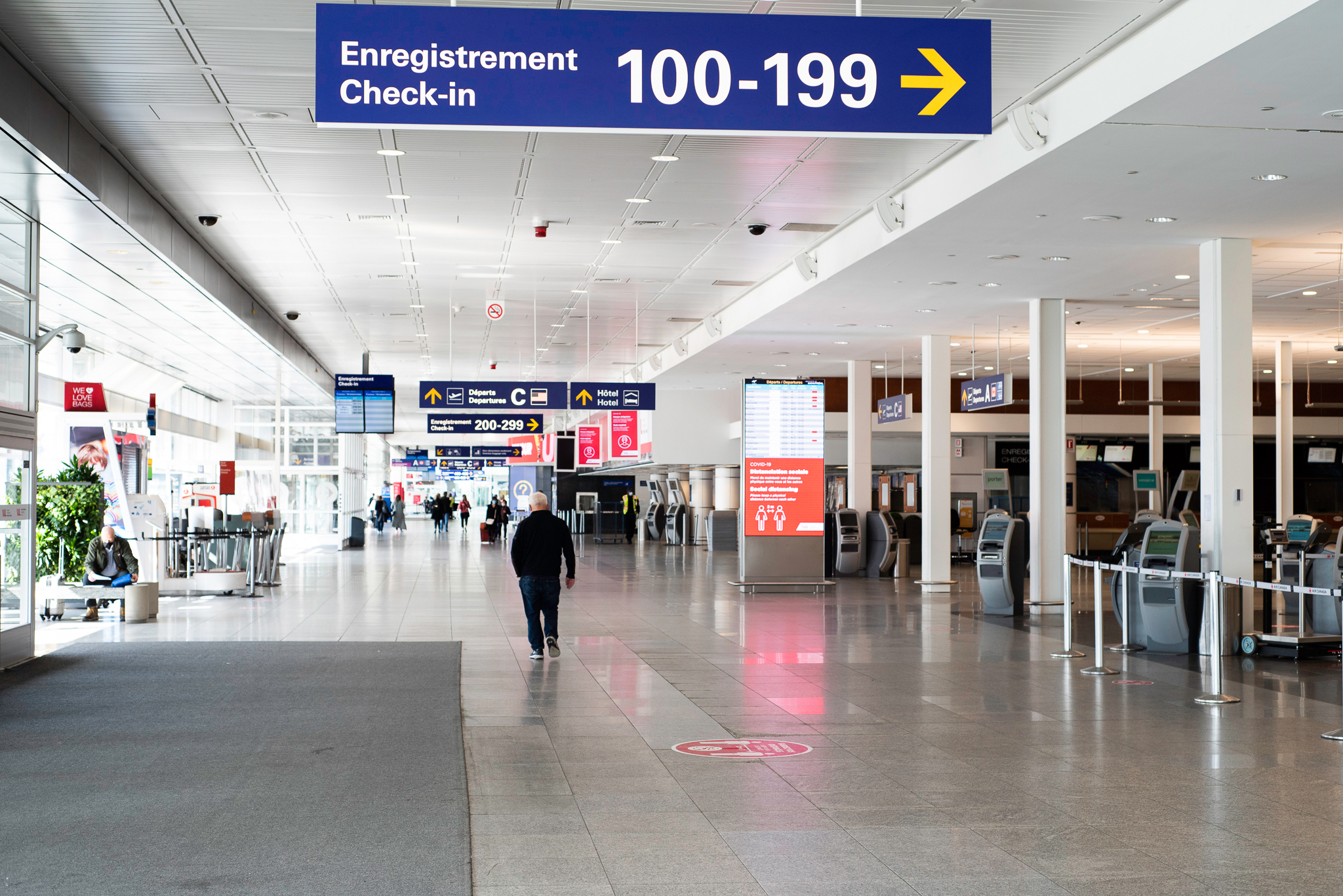 En images : Les mesures mises en place à l’aéroport de Montréal pour votre sécurité