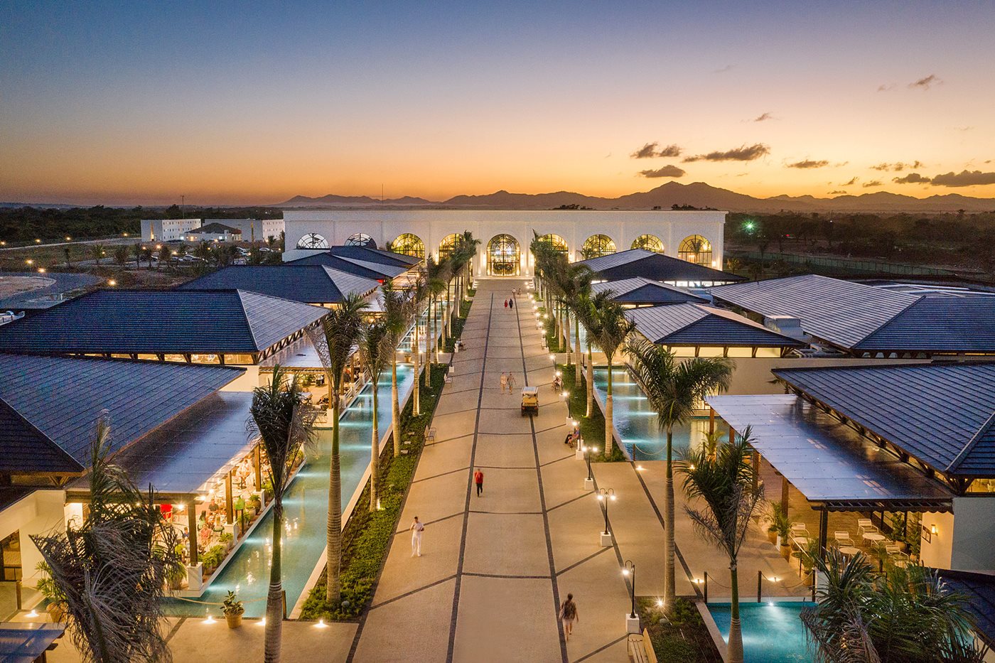 PUJ-Ocean-El-Faro-Resort-Main-Square-002