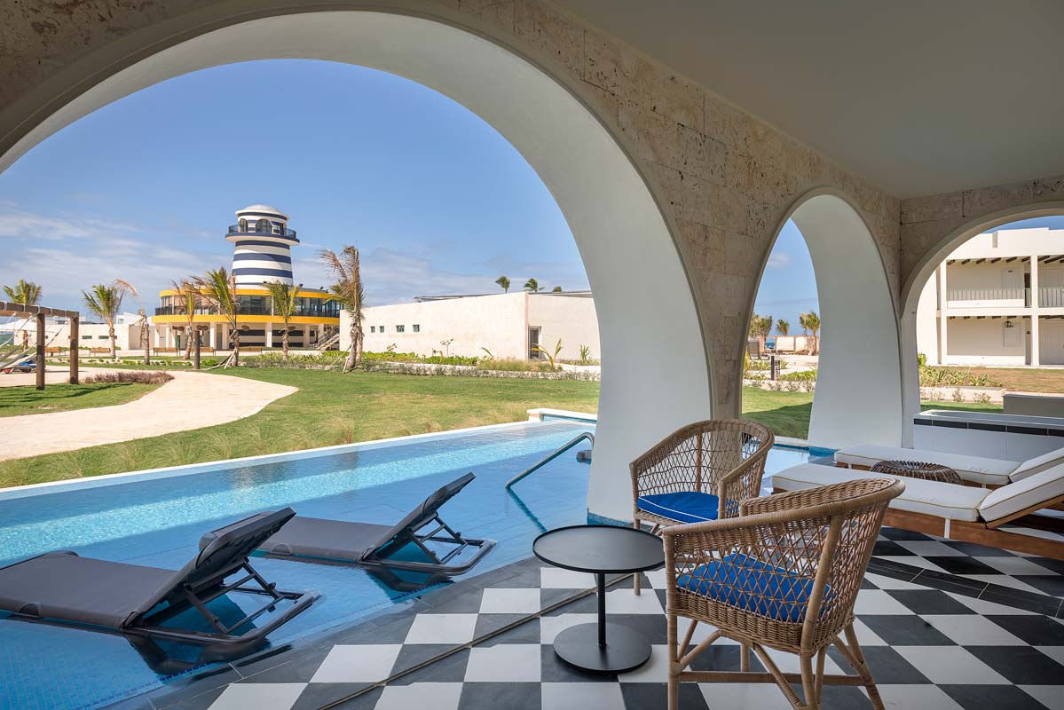 exterior-master-suite-swim-up