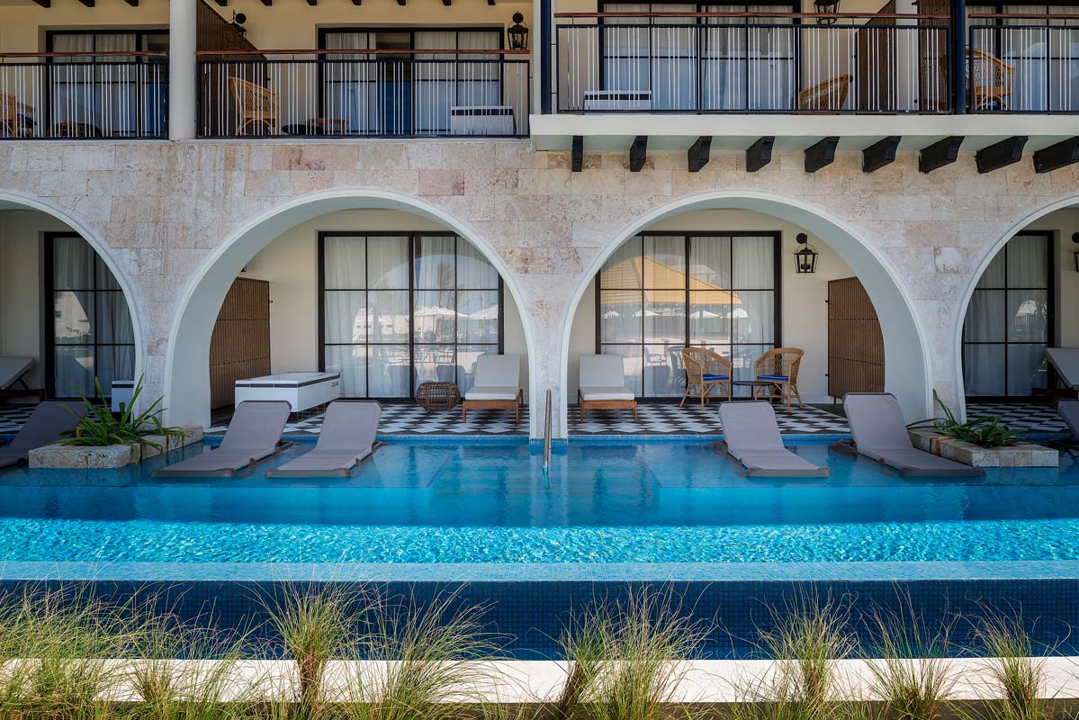 frontal-master-suite-swim-up