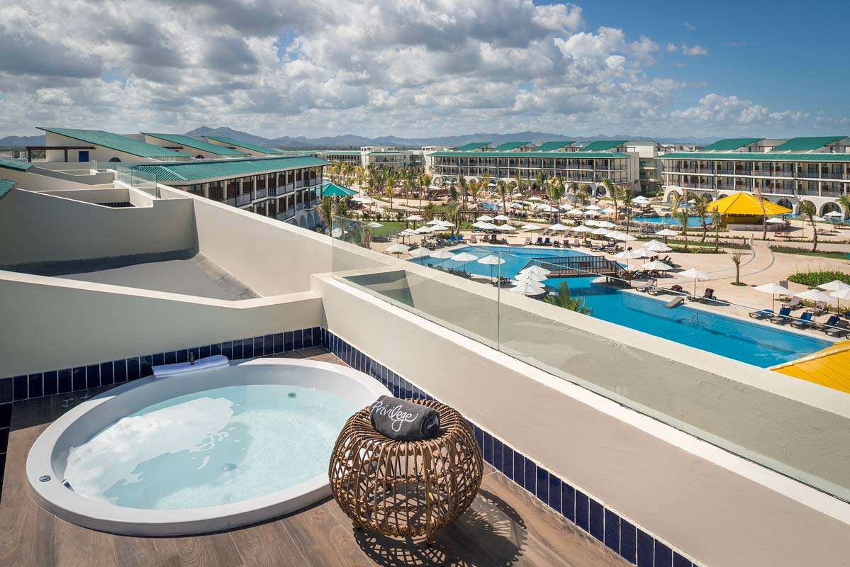 rooftop-roof-pool-view-privilege