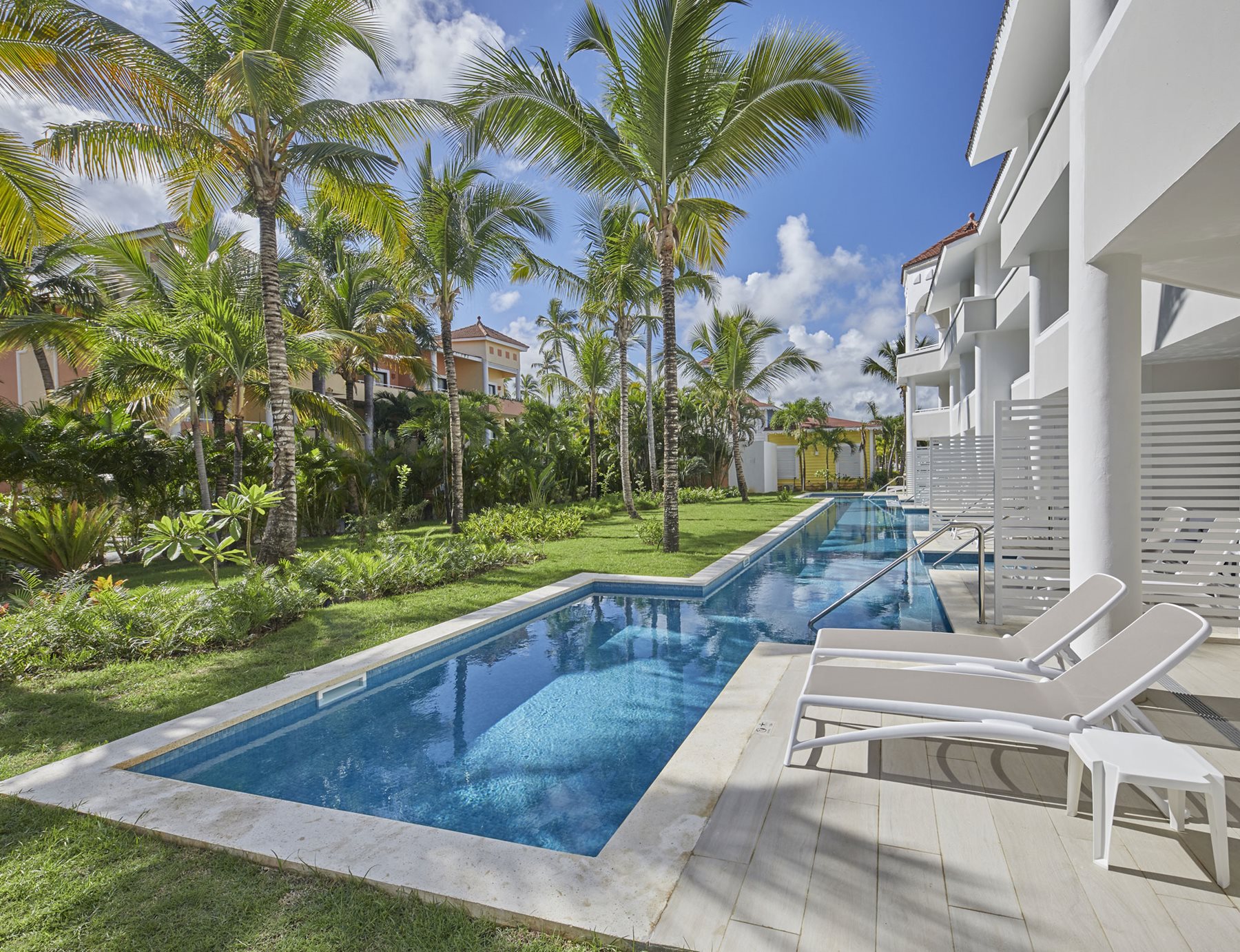 PUJ-Luxury-Bahia-Principe-Ambar-Room-Swim-Up-002