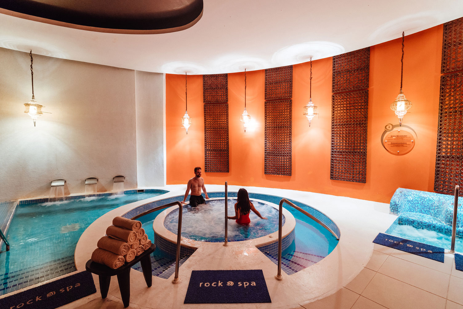 PUJ_HardRock_HotTub_001