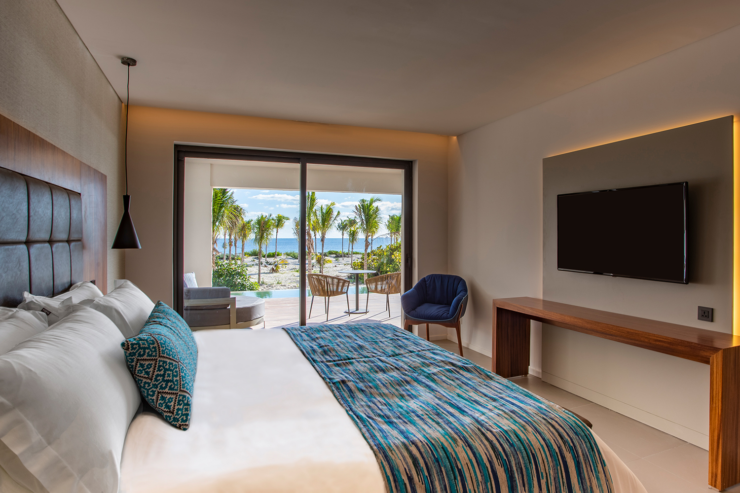 MECM_Swim-Up-Suite_Ocean-Front