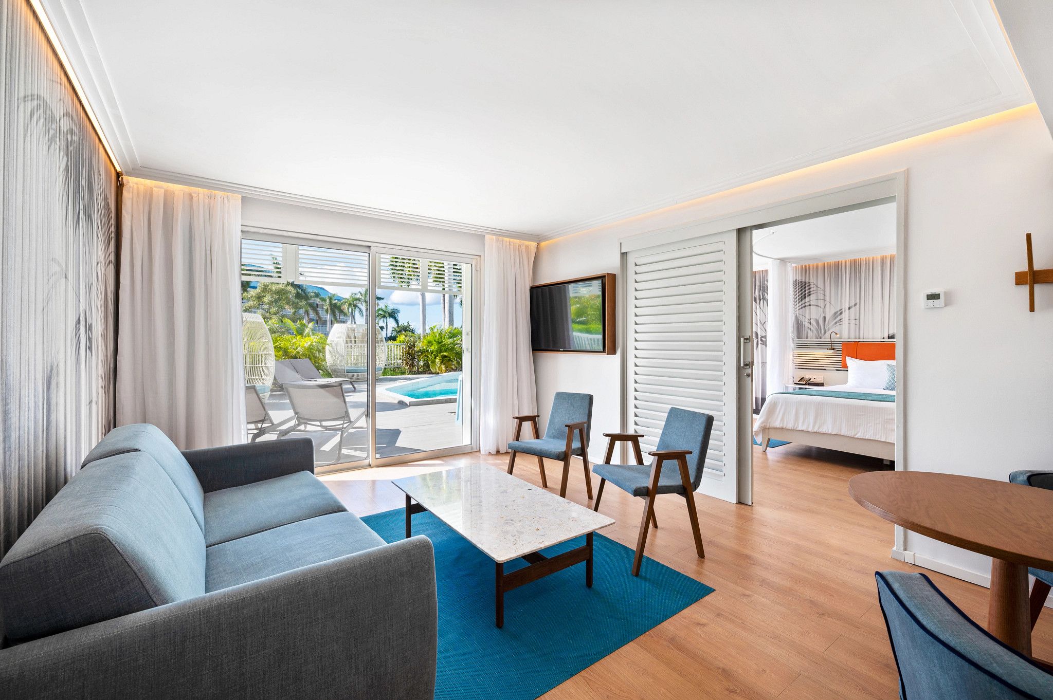SESXM-CRNR-STE-SO-LIVING-ST