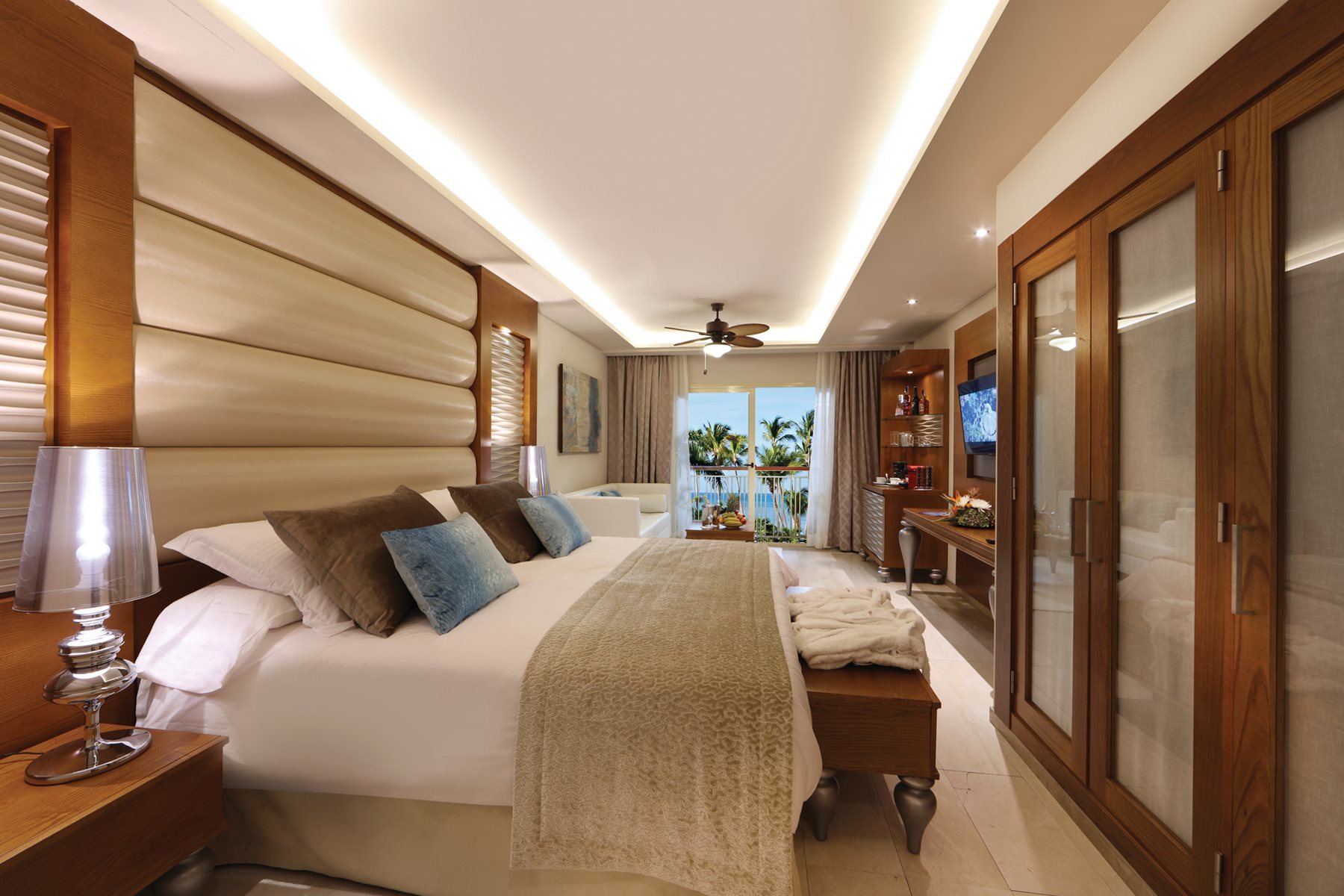 AnyConv.com__Majestic-Mirage-Room-002-Sky-View-Suite-Rooftop-Jacuzzi