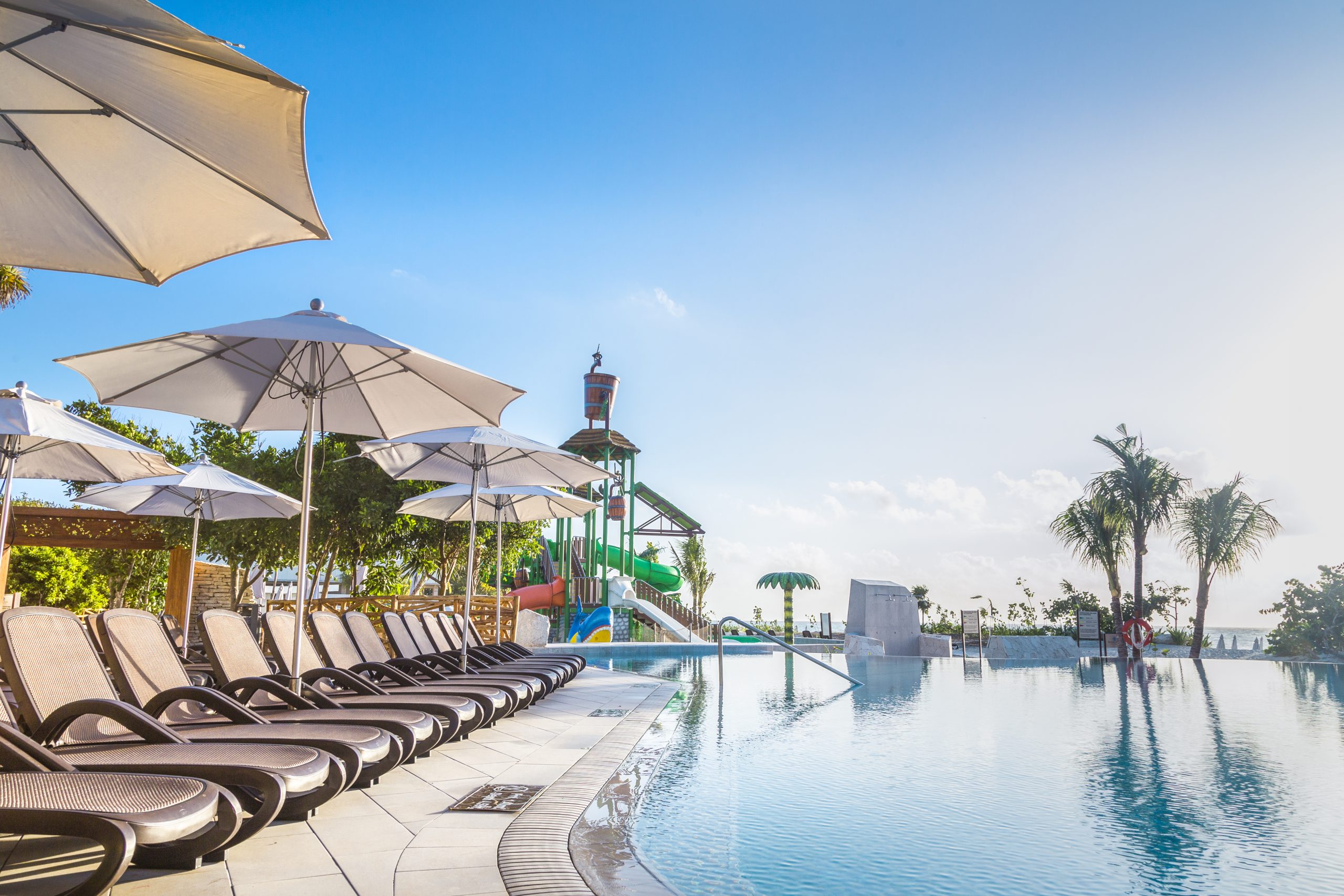 Sandos_Playacar_Main_Pool_with_Aquapark_02