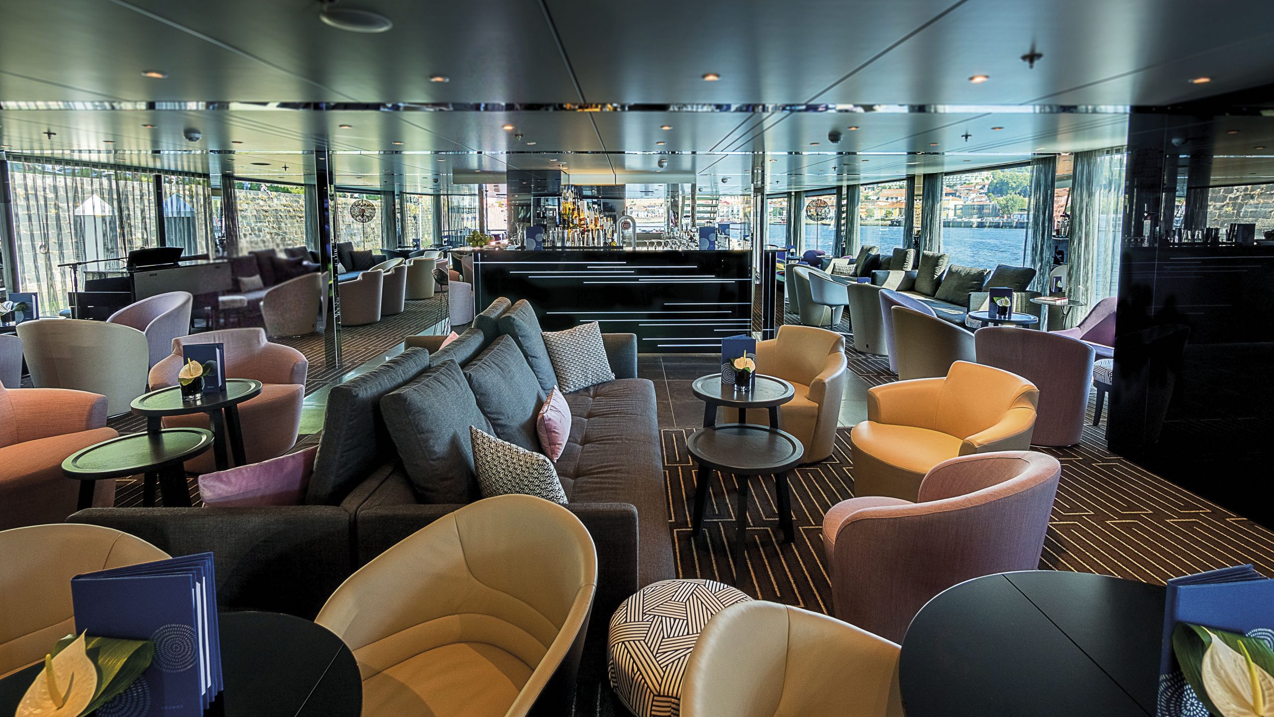 ECER_Horizon_Bar_and_Lounge_Emerald_Radiance_001