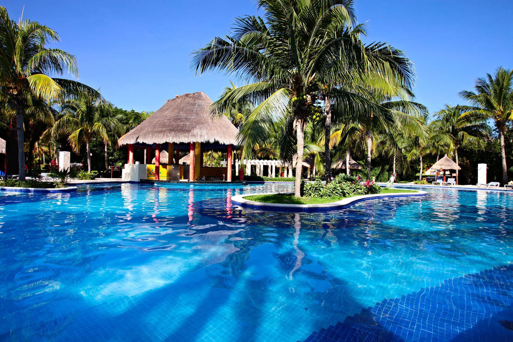 AnyConv.com__RIV-Bahia-Principe-Grand-Coba-Pool-Bar-003