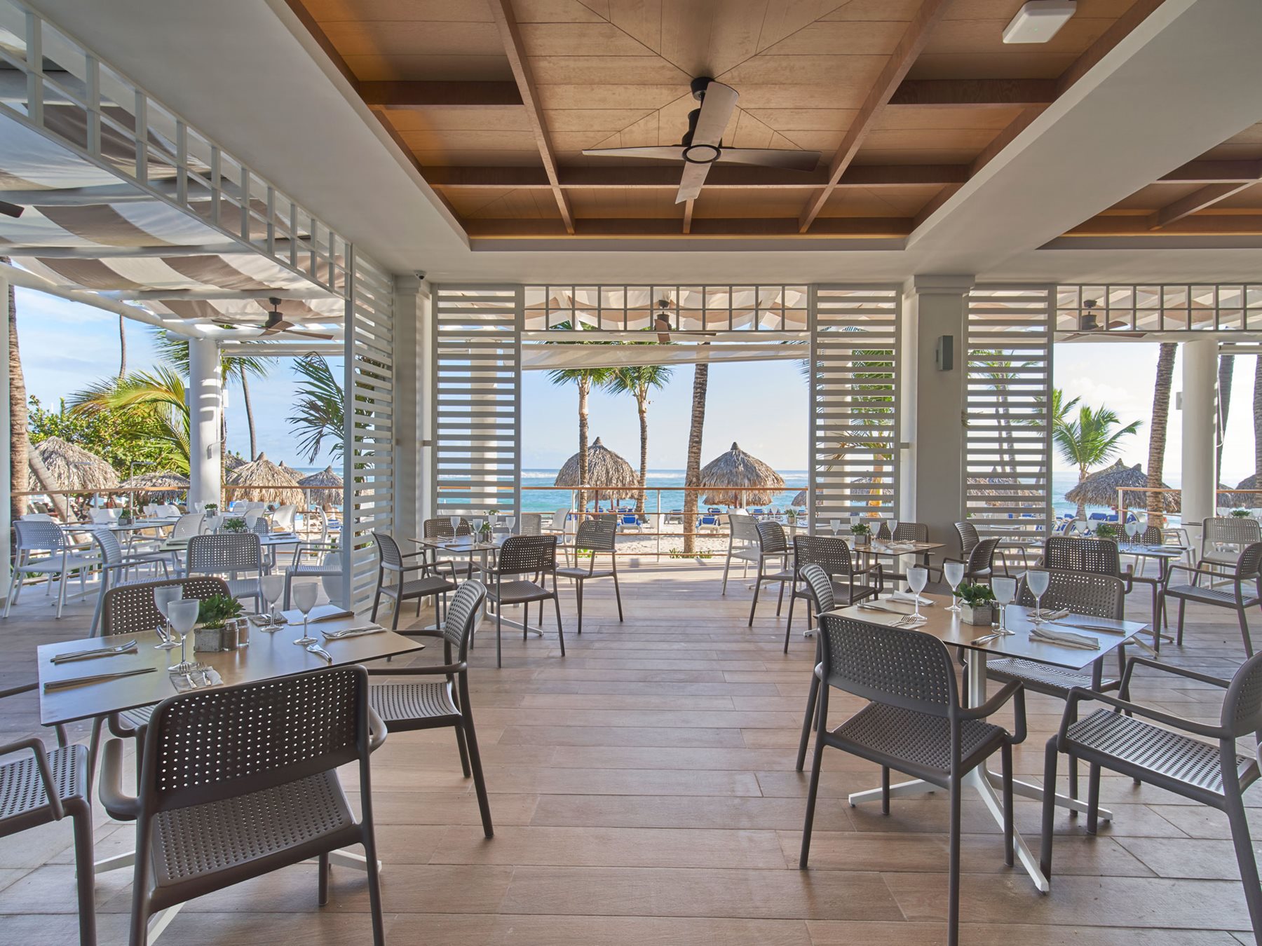 PUJ-Bahia-Principe-Grand-Aquamarine-Resto-Las-Olas1-001