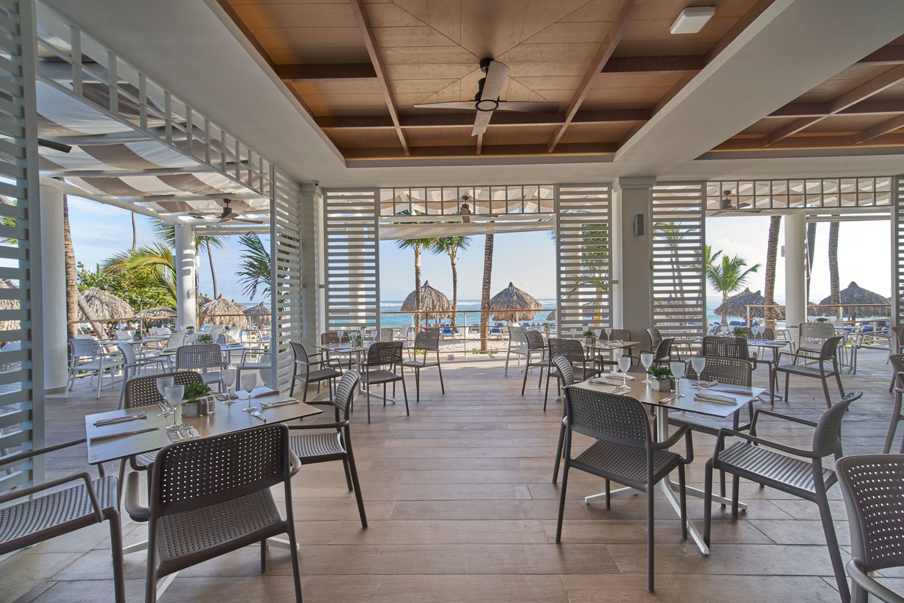 PUJ-Bahia-Principe-Grand-Punta-Cana-Resto-Las-Olas1-001