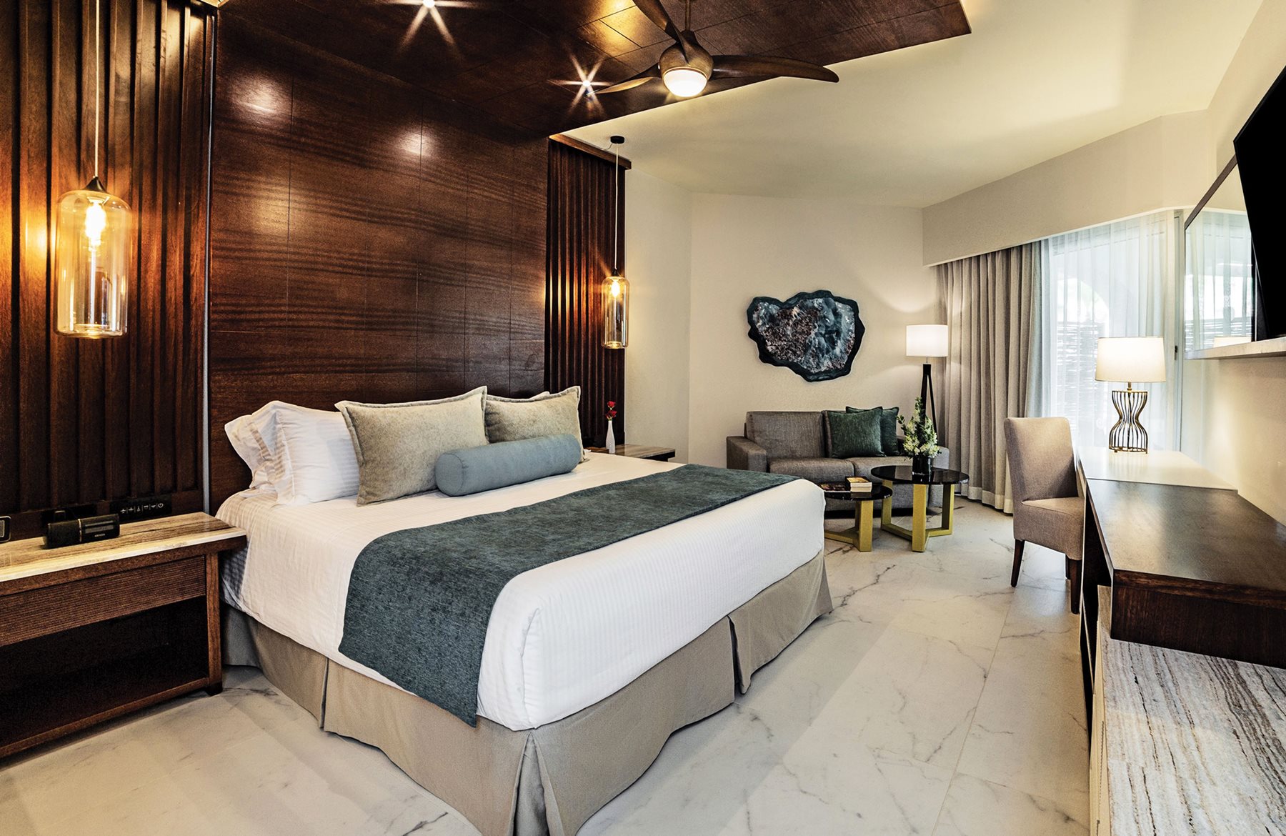 PUJ-Secrets-Royal-Beach-Room-Junior-Suite-PV-King-001
