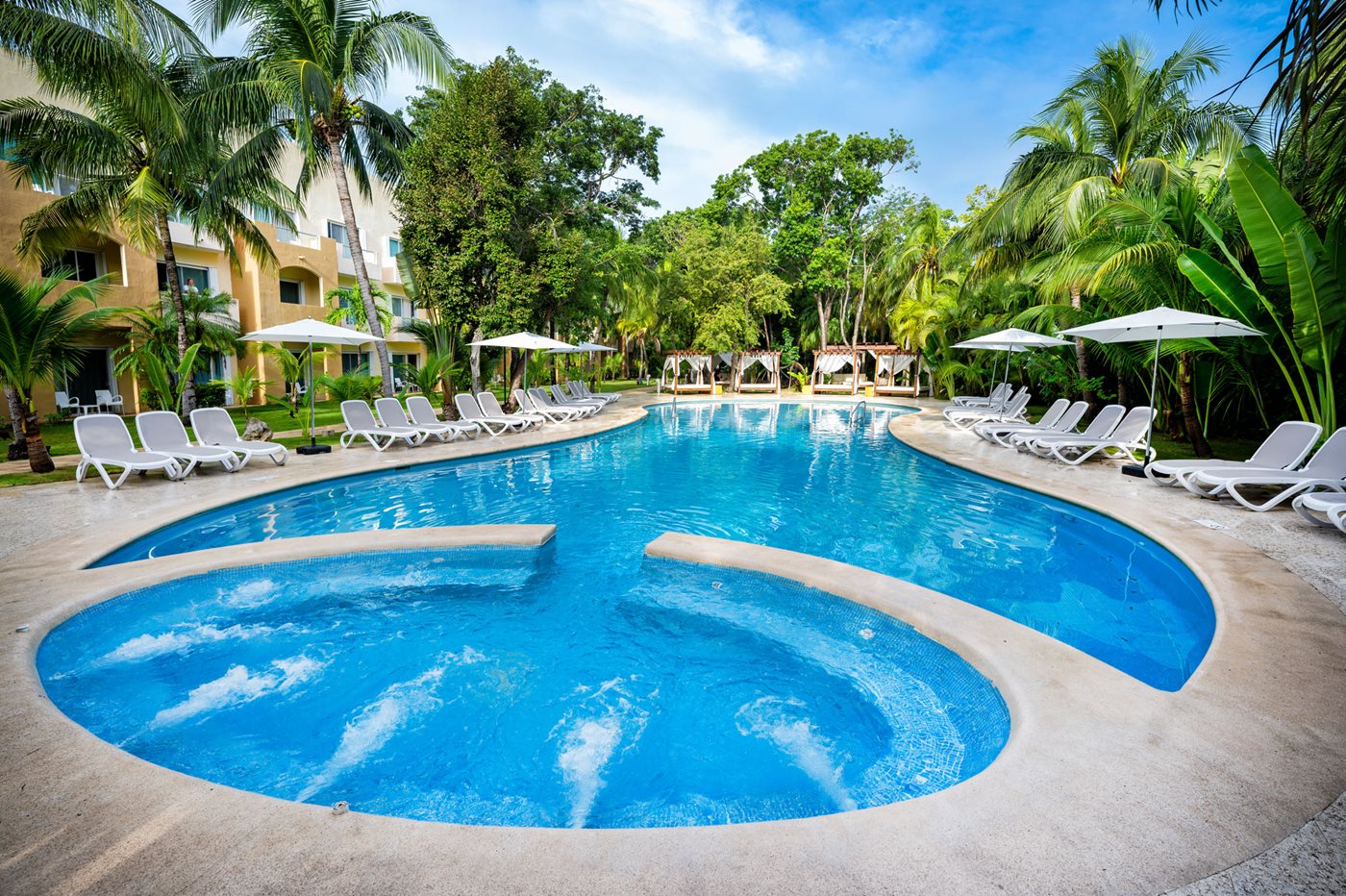 riv-viva-wynd-maya-ad-pool-01