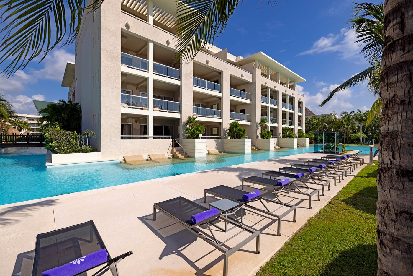 RIV-Paradisus-La-Perla-Pool-Swimup-Building-001