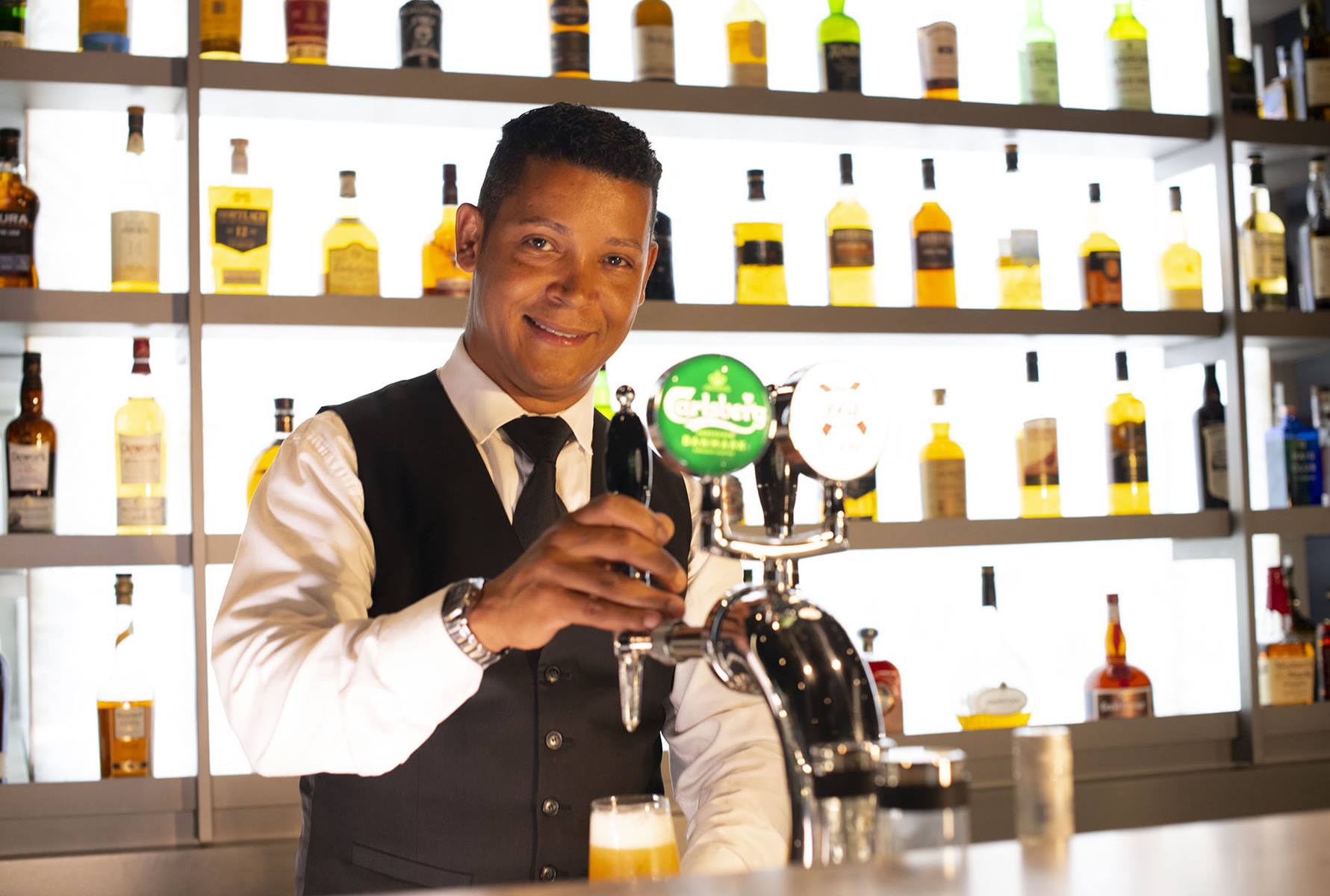 SE-Scenic Bar-Bartender-019-1920x1280-MAA9559